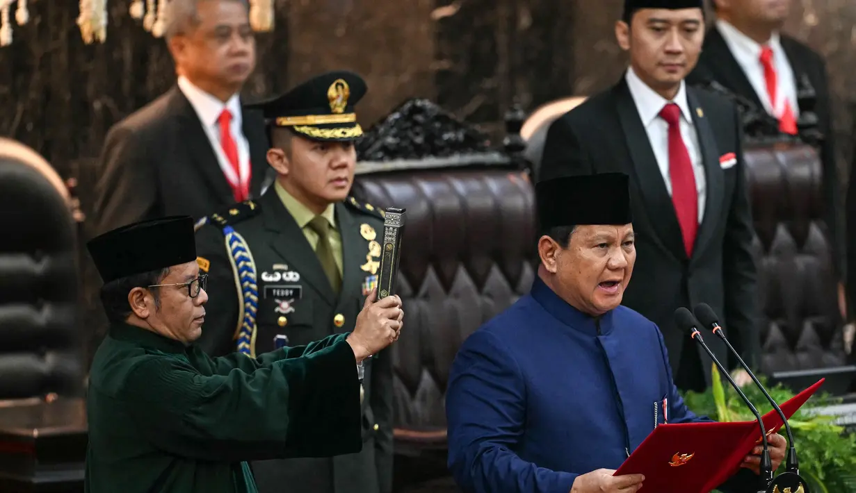 <p>Prabowo Subianto dan Gibran Rakabuming Raka mengucapkan sumpah jabatan yang dimulai sekitar pukul 10.30 WIB. (BAY ISMOYO/AFP)</p>