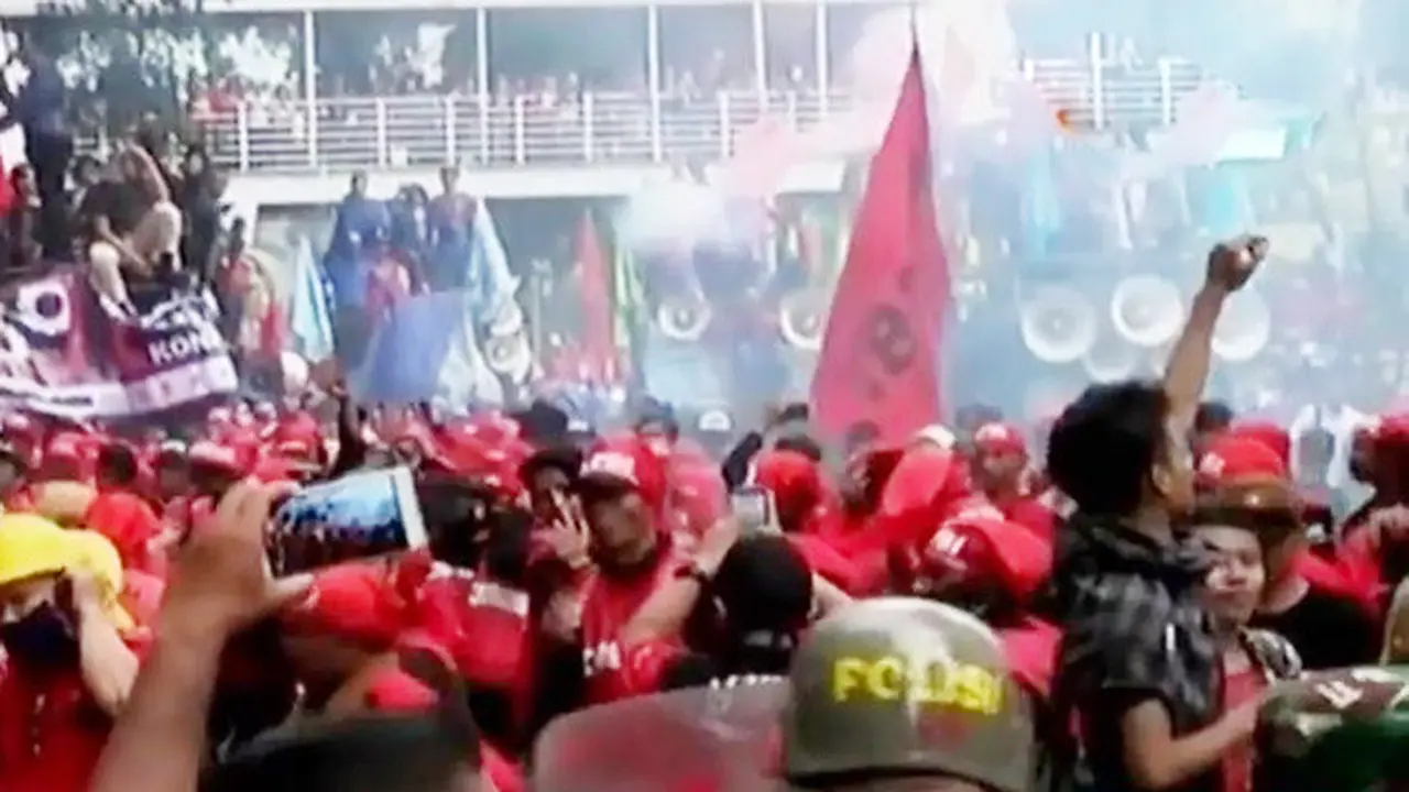  Demo Buruh Berlangsung Ricuh 