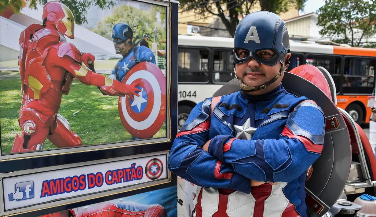 Wakil kandidat untuk Partai Sosial Liberal (PSL), Luiz Carlos de Paula yang dikenal sebagai Captain America saat kampanye di Sao Paulo, 26 September 2018. Perwira polisi Brasil itu siap melakukan apa saja untuk menarik pemilih. (AFP/NELSON ALMEIDA)
