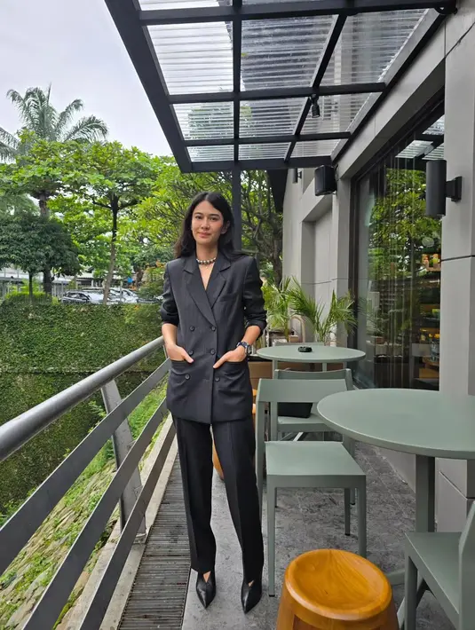 Penampilan lady boss Dian Sastrowardoyo yang juga membuatnya terlihat lebih tinggi. Di sini, Dian memadukan setelan blazer dan celana panjang abu-abu, dengan kitten heels hitam yang tertutup. [Foto: Instagram/therealdisastr]