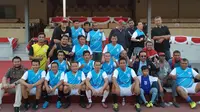 Mantan pemain Arseto Solo dari lintas generasi bersama pengurus, berfoto bersama di Stadion Sriwedari, Kota Solo, Minggu (18/8/2019). (Bola.com/Vincentius Atmaja)