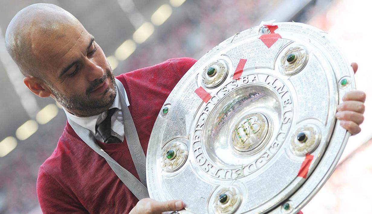 9. Kembali Josep Guardiola membuktikan tajinya, kali ini giliran Bayern Munchen yang dibawanya menjadi juara liga. Petualangan Pep di Jerman berbuah manis. (AFP/Angelika Warmuth)