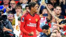 Bek Manchester United Prancis #19 Raphael Varane merayakan gol yang dicetaknya ke gawang  Wolverhampton dalam laga pekan ke-1 Premier League 2023/2024, di Old Trafford, Selasa (15/8/2023). (Lindsey Parnaby / AFP)