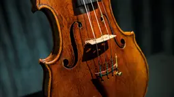 Biola langka 1684 buatan Antonio Stradivari saat diperkenalkan di Hong Kong (21/2). Biola terlangka di dunia ini diperkirakan berharga USD 1,550.000 sampai USD 2.450.000 atau sekitar Rp 20,6 miliar sampai Rp 32,5 milar. (AFP Photo / Isaac Lawrence)