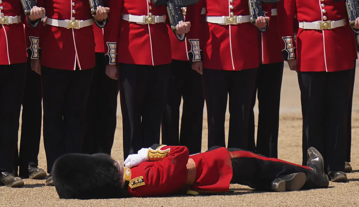 Setidaknya tiga tentara pingsan pada Sabtu (10/6) di depan Pangeran William, yang merupakan Kolonel Kehormatan Pengawal Wales. (AP Photo/Alberto Pezzali)
