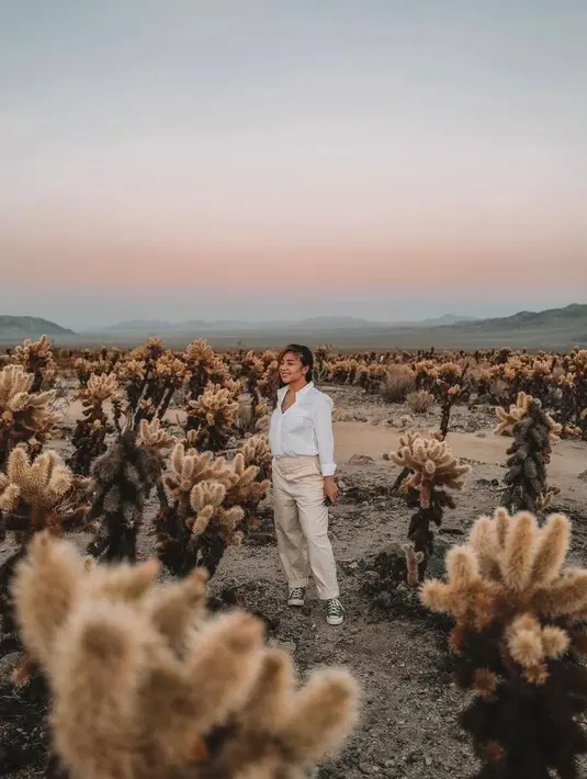 <p>Untuk wisata alam pertamanya bersama baby Izz, Nikita Willy memilih tampilan kasual yang simpel namun tetap stylish. (Instagram/indrapiw).</p>