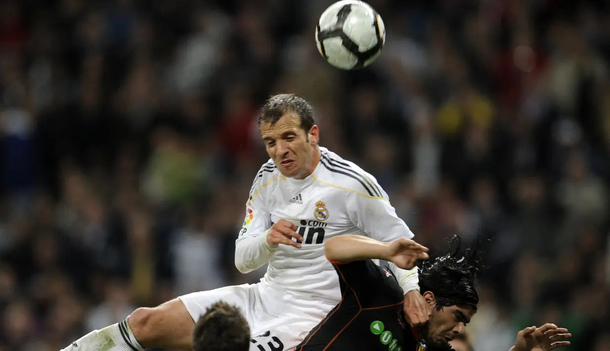 Rafael van der Vaart. Gelandang serang ini pensiun bersama Esbjerg FB di Liga Denmark pada musim 2018/2019. Total 20 tahun berkarier, ia tampil dalam 538 laga dengan mencetak 171 gol. Ia sempat memperkuat 3 tim besar Eropa, Ajax, Real Madrid, dan Tottenham. (Foto: AFP/Pierre-Philippe Marcou)