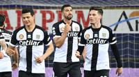 Striker Parma, Graziano Pelle (tengah) melakukan selebrasi usai mencetak gol ke gawang Genoa dalam laga lanjutan Liga Italia 2020/2021 pekan ke-28 di Ennio Tardini Stadium, Parma, Jumat (19/3/2021). Parma kalah 1-2 dari Genoa. (LaPresse via AP/Massimo Paolone)