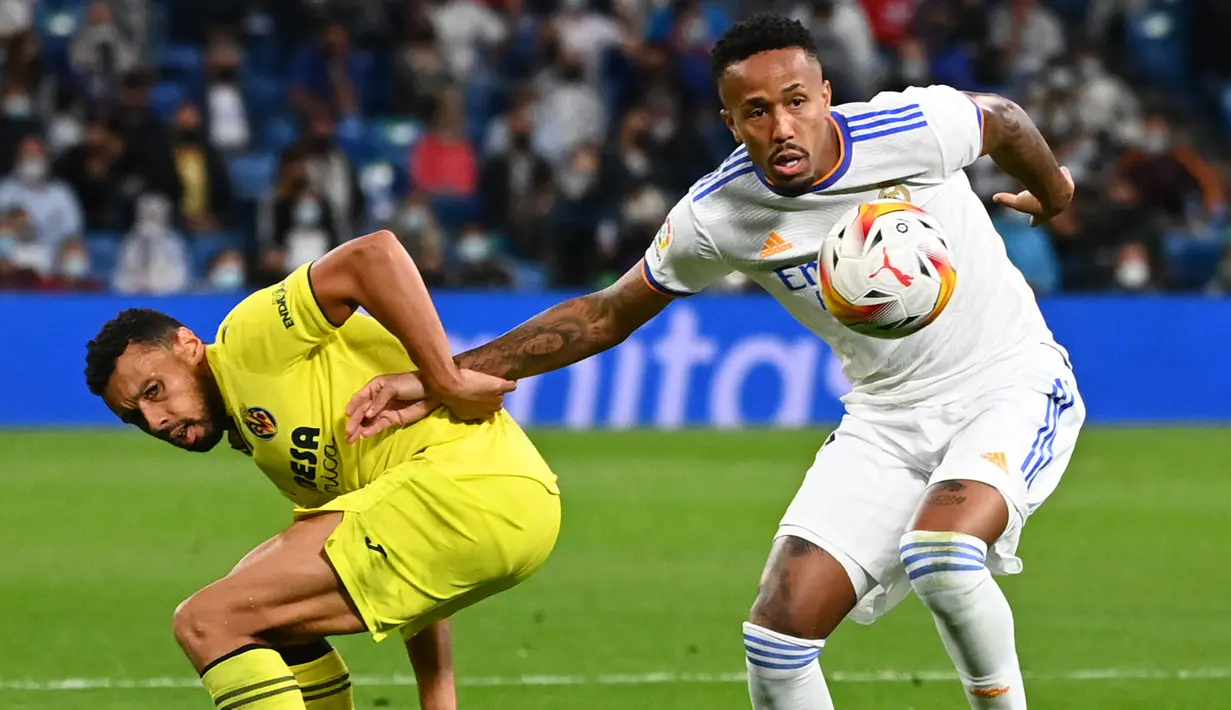 Eder Militao (kanan) diproyeksikan untuk menggantikan Sergio Ramos dan Raphael Varane yang hengkang dari Real Madrid. Lewat ketenangannya, pemuda Brasil tersebut terlihat mampu melakukan tugasnya dengan membuat blok-blok penting di fase grup Liga Champions 2021/22. (AFP/Gabriel Bouys)