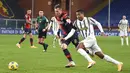 Pemain Juventus Alex Sandro (kanan) berebut bola dengan pemain Genoa Lukas Lerager pada pertandingan Serie A Italia di Stadion Luigi Ferraris, Genoa, Italia, Minggu (13/12/2020). Juventus menang 3-1. (Tano Pecoraro/LaPresse via AP)