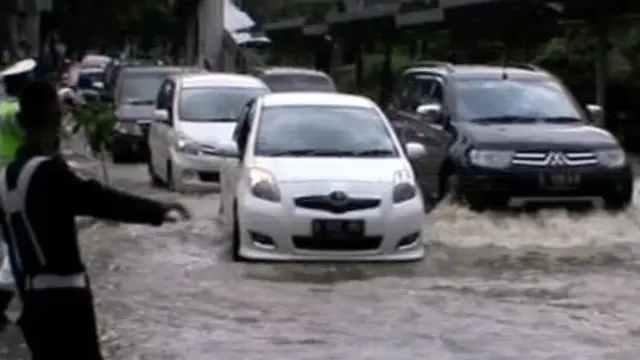 [VIDEO] Banjir Jalan Suprapto Menggenangi Sepanjang 300 Meter