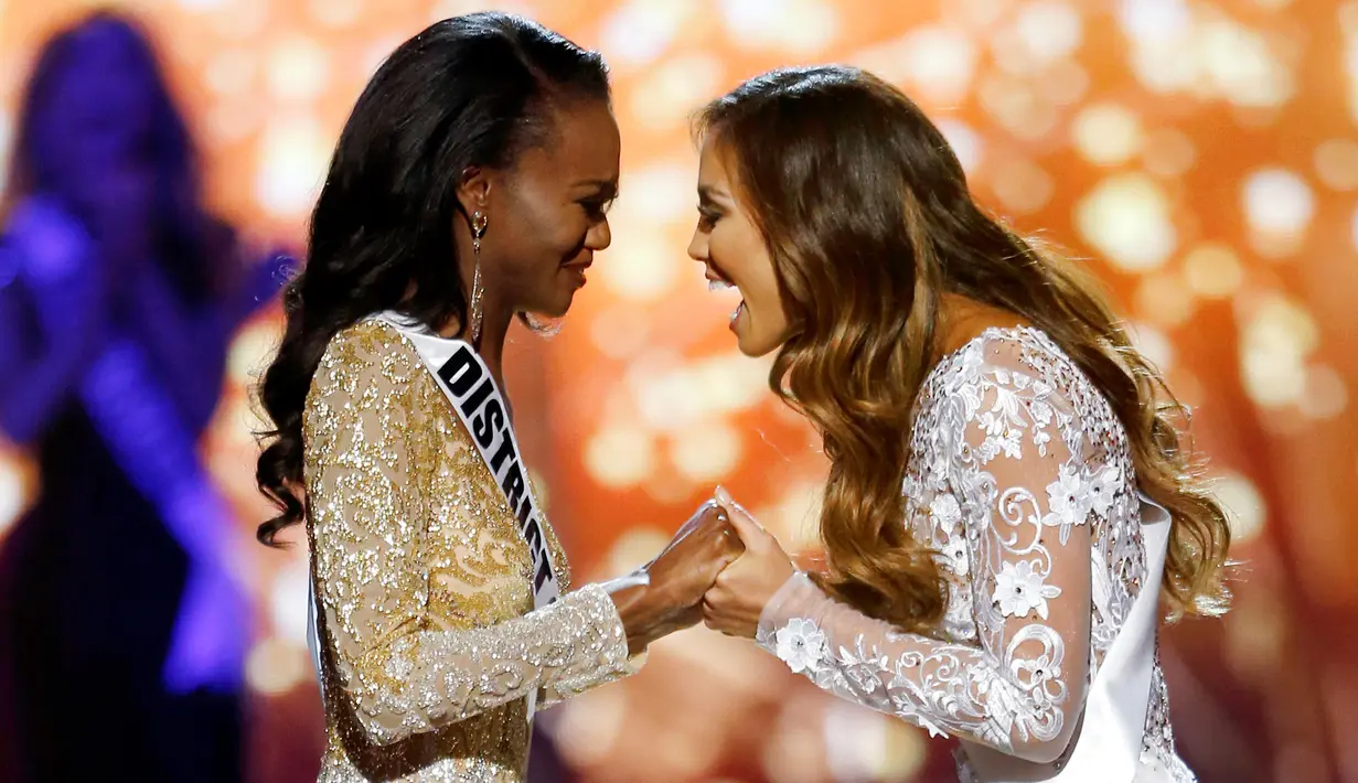 Miss District of Columbia, Deshauna Barber (kiri) dan Miss Hawai Chelsea Hardin usai pengumuman Miss USA 2016 di Las Vegas, (5/6). Miss USA 2016 membuat sejarah baru dengan memilih wanita kulit hitam dengan latar belakang yang unik. (REUTERS/Steve Marcus)