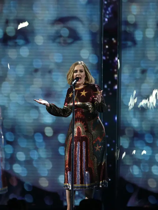 Hingga kini janggut itu masih saja tumbuh meskipun putra Adele sudah menginjak usia 3 tahun. (AFP/Bintang.com)