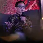 Yosi Mokalu selaku penyanyi, song writer, dan content creator berbicara dalam diskusi menangkal hoax pada acara Liputan6 x Fimela Cipta & Cipta di Hotel Shangri La, Jakarta, Rabu (31/7/2024). (Liputan6.com/Herman Zakharia)