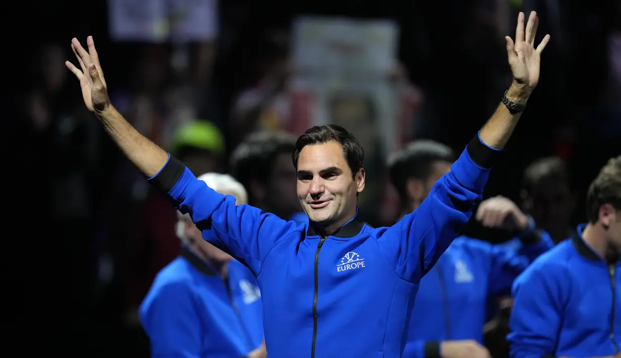 Roger Federer menyapa penonton setelah bermain dengan Rafael Nadal dalam pertandingan ganda Laver Cup melawan Jack Sock dan Frances Tiafoe dari Tim Dunia di arena O2 di London, Jumat (23/9/2022). Pertandingan itu berakhir untuk kekalahan duo Federer dan Nadal dengan skor 6-4, 6-7, 9-11. (AP Photo/Kin Cheung)