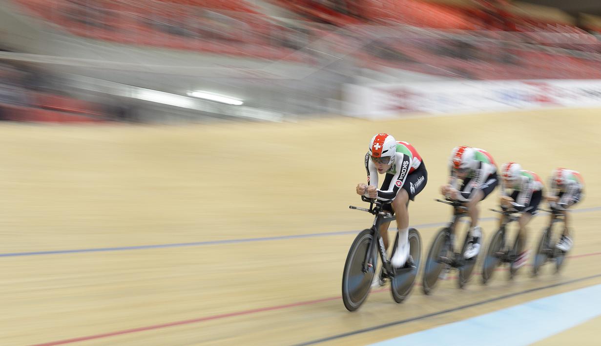 Tim Swisssedang beraksi di nomor Team Pursuit Putra Kejuaraan Eropa Balap Sepeda Trek 2015 di Grenchen, Swiss, (15/10/2015). (EPA/Anthony Anex)