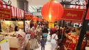 Pengunjung meramaikan bazar sambut perayaan Imlek di Lippo Mall Puri, Jakarta, Minggu (4/2). Bazar yang digelar selama bulan Februari ini menyediakan pernak-pernik Imlek, makanan dan baju. (Liputan6.com/Fery Pradolo)
