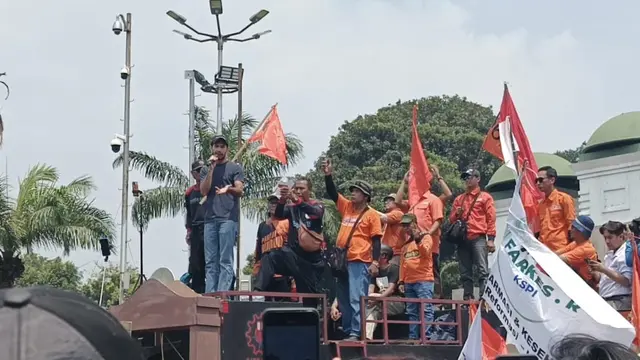 Orasi Reza Rahadian di depan Gedung DPR