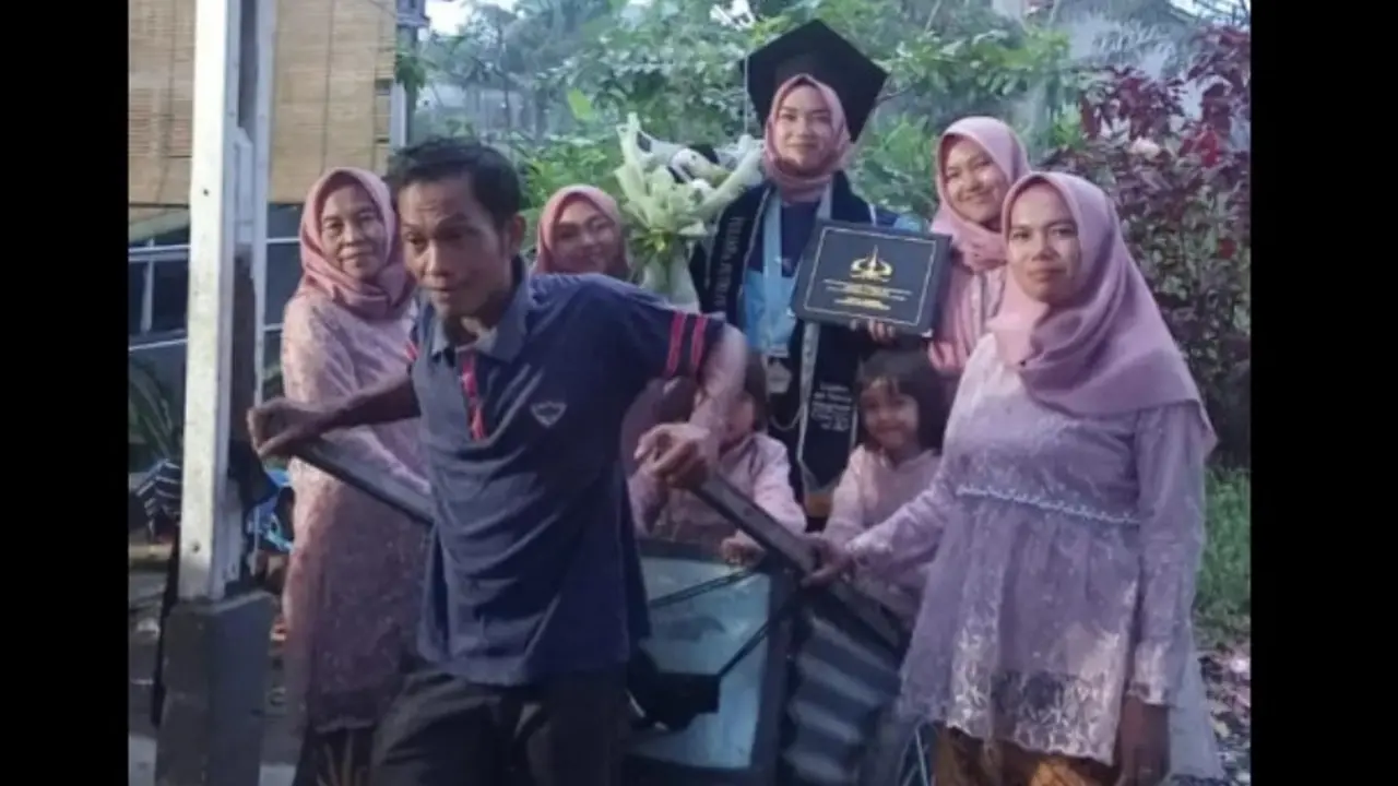 Momen Haru Ayah Ajak Putrinya Naik Gerobak Sampah Usai Lulus Kuliah di Kampus Mahal