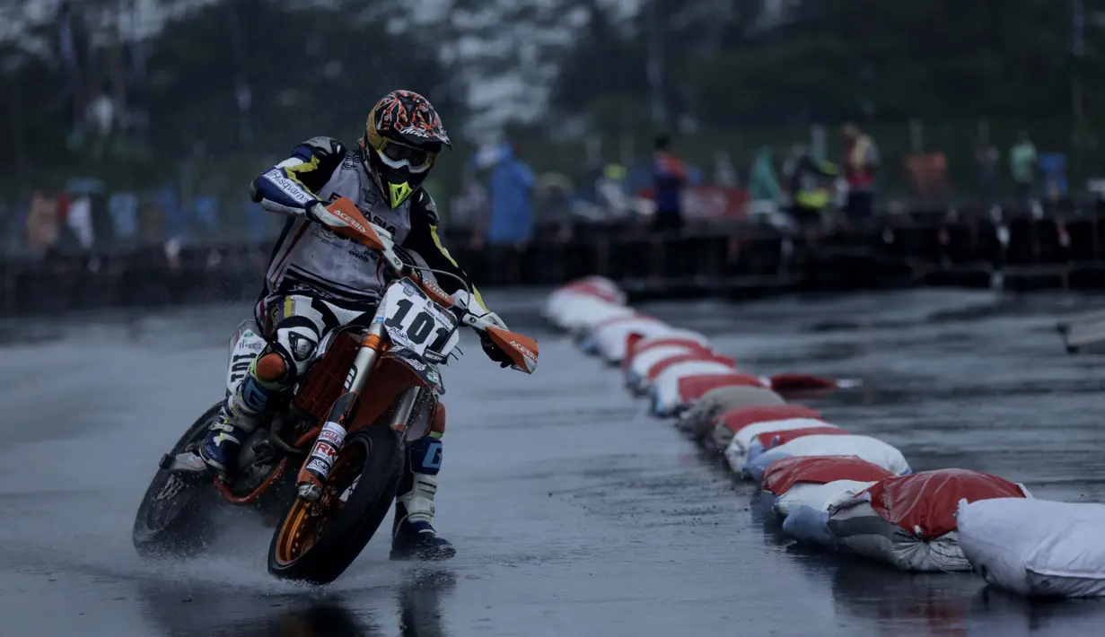Pebalap Indonesia, Andre Sondakh saat menikung di lintasan pada ajang FIM Asia Supermoto 2016 di Kompleks Stadion Kanjuruhan, Malang, Minggu (9/10/2016)  (Bola.com/Reza Bachtiar)