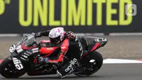 Pembalap Aprilia Racing, Aleix Espargaro saat sesi kualifikasi MotoGP di Pertamina Mandalika International Street Sirkuit, Nusa Tenggara Barat, Sabtu (19/3/2022). (Liputan6.com/Helmi Fithriansyah)