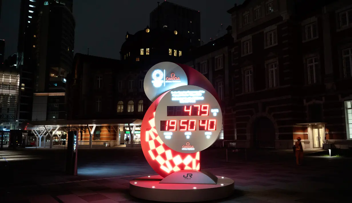 Layar digital untuk menunjukkan jam hitung mundur penyelenggaraan Olimpiade Tokyo 2020 di Tokyo, Selasa (31/3/2020). Tokyo menyetel ulang jam hitungan mundur Olimpiade 2020 yang ditunda akibat pandemi virus corona hingga tahun depan, yang akan dimulai pada 23 Juli 2021. (AP/Jae C. Hong)
