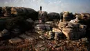 Wisatawan melakukan pemotretan di formasi pegunungan El Torcal taman alam Antequera Dolmens, Spanyol (17/7).Tiga tempat wisata ini dijadikan warisan dunia setelah Sidang ke-40 Komite Warisan Dunia.(REUTERS / Jon Nazca)