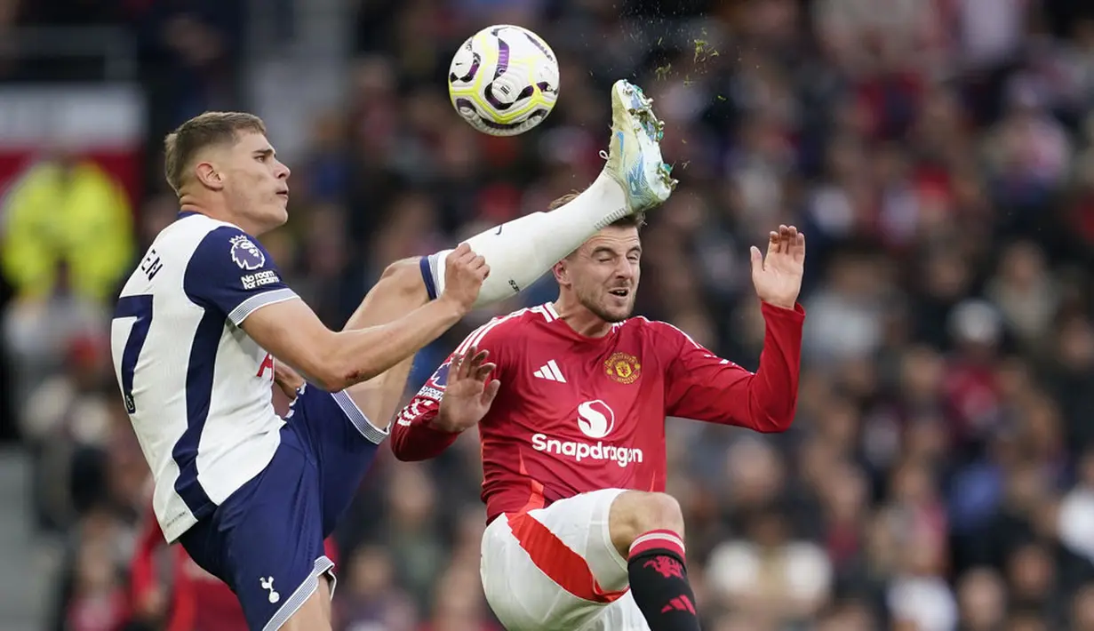 Laga ini awalnya berlangsung sangat menarik dan seru. Kedua tim sama-sama bermain menyerang dan menghasilkan banyak peluang. Namun MU harus bermain dengan 10 pemain karena Bruno Fernandes kena kartu merah. (AP Photo/Dave Thompson)