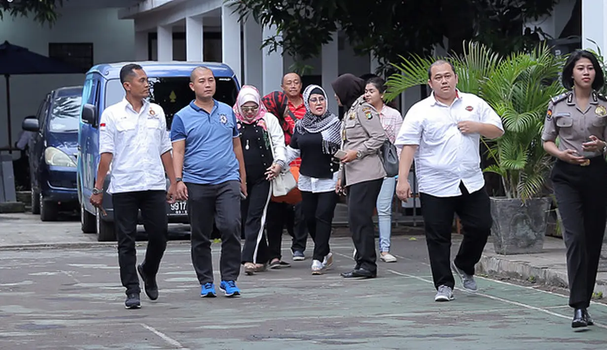 Kesibukannya bekerja, ia tidak mengetahui terkait anaknya Dhawiya menggunakan narkoba sejak 2010 silam. Sementara kakaknya lebih lama lagi dari Dhawiya. (Deki Prayoga/Bintang.com)