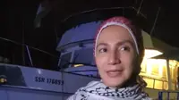Wanda Hamidah memakai kaffiyeh saat membela Palestina. (dok. Instagram @wandahamidahbsa/https://www.instagram.com/reel/DOcYXuLCJJj/?igsh=MTY2dHl3aW80cXYzdQ==/Naura Rizkiawan)