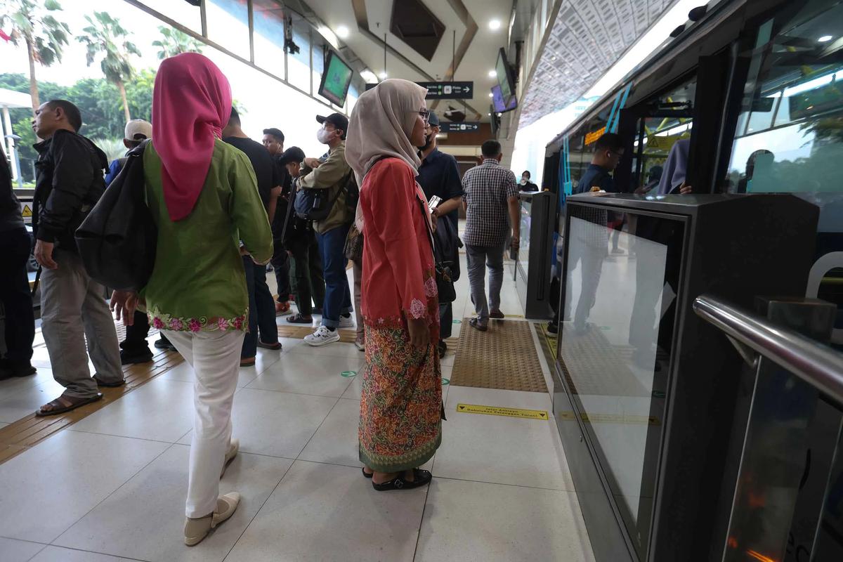 FOTO: Kebaya Warnai Peringatan Hari Kartini di Ruang Publik