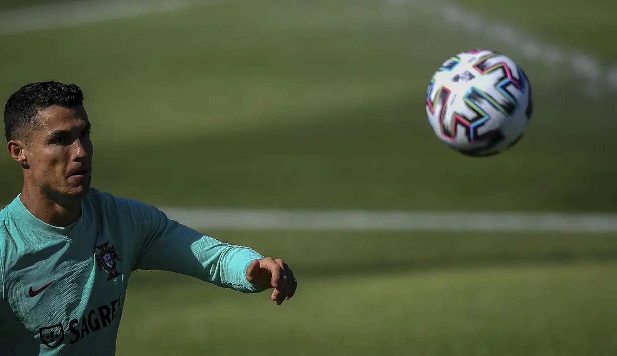 Pemain depan Portugal, Cristiano Ronaldo menghadiri sesi latihan dalam persiapan untuk Euro 2020 di kamp pelatihan "Cidade do Futebol" di Oeiras, Senin (7/6/2021). Cristiano Ronaldo yang berstatus sebagai kapten tim akan memimpin lini serang Portugal. (PATRICIA DE MELO MOREIRA/AFP)