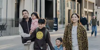 Nagita Slavina hadirkan gaya stylish di liburan musim dingin kali ini. Kenakan coat bernuansa animal print, tampilan ini berhasil elevansi gaya Nagita. [Foto: instagram/ Raffinagita]