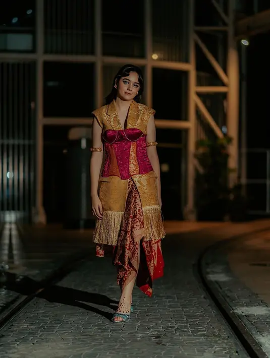 Beradegan bersama tikus menjadi salah satu tantangan tersendiri bagi Uma yang diperankan Yasamin Jasem. Tak hanya itu aktris kelahiran 21 Februari 2004 ini harus kerap berlumuran darah untuk membuat adegan Mangkujiwo 2 terlihat nyata. (Liputan6.com/IG/@yasaminjasem)