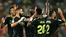 Pemain Real Madrid Karim Benzema (kedua kiri) merayakan dengan rekan satu timnya usai mencetak gol ke gawang Elche pada pertandingan sepak bola La Liga Spanyol di Stadion Martinez Valero, Elche, Spanyol, 19 Oktober 2022. Real Madrid mengalahkan Elche dengan skor 3-0. (AP Photo/Alberto Saiz)