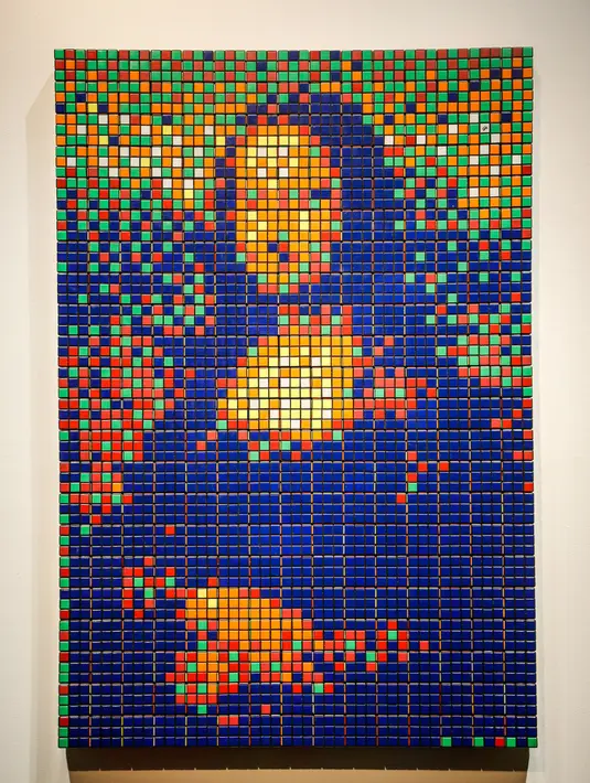 Seni jalanan berjudul Rubik Mona Lisa dipajang di rumah lelang Artcurial, Paris, Prancis, Senin (3/2/2020). Rubik Mona Lisa yang dibuat pada tahun 2005 tersebut terbuat dari 330 rubik. (FRANCOIS GUILLOT/AFP)