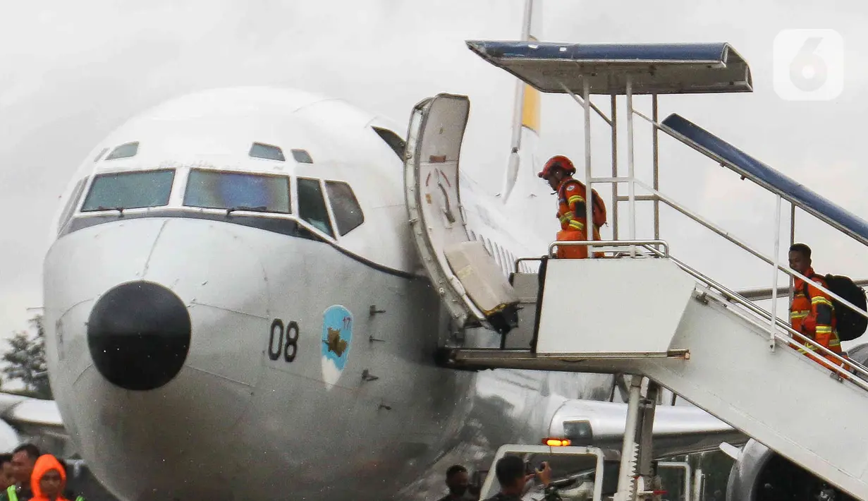 Petugas gabungan SAR memasuk ke dalam pesawat seusai mengikuti perlepasan misi kemanusian ke Turki di Lanud Halim Perdanakusuma, Jakarta, Sabtu (11/2/2023). Pemerintah Indonesia mengirimkan bantuan logistik sebanyak lima ton dan personel gabungan SAR sebanyak 65 personel untuk membantu proses operasi SAR korban gempa di Turki. (Liputan6.com/Herman Zakharia)
