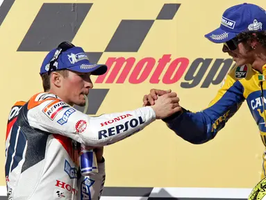 Nicky Hayden (kiri) dari tim America of Honda berjabat tangan dengan Valentino Rossi dari tim Yamaha Italia saat berada di podium usai laga Qatar MotorGP di Sirkuit Losail, di Doha, Qatar, Sabtu (8/4/2006). (AP Photo / Kamran Jebreili)