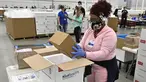 Seorang karyawan di distributor McKesson Corporation mengemas sekotak vaksin Johnson & Johnson ke dalam pendingin untuk dikirim di Shepherdsville, Kentucky, Senin (1/3/2021). Vaksin Covid-19 Johnson & Johnson menjadi vaksin corona ketiga yang sah digunakan di AS. (AP Photo/Timothy D. Easley, Pool)