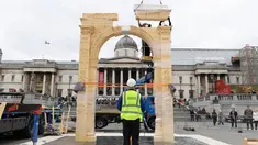 Lengkungan Palmyra berukuran seperti aslinya saat diletakkan di Trafalgar Square, London, sehari sebelum diresmikan, Senin (18/4). Para ahli arkeologi dari Institute of Digital Archaeology menyiapkan model 3D dari pintu masuk lengkungan. (Leon Neal/AFP)