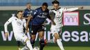 Striker Atalanta, Luis Muriel (tengah) dijepit dua pemain Spezia, Matteo Ricci (kiri) dan Luca Vignali dalam laga lanjutan Liga Italia 2020/2021 pekan ke-27 di Gewiss Stadium, Bergamo, Jumat (12/3/2021). Atalanta menang 3-1 atas Spezia. (LaPresse via AP/Stefano Nicoli)