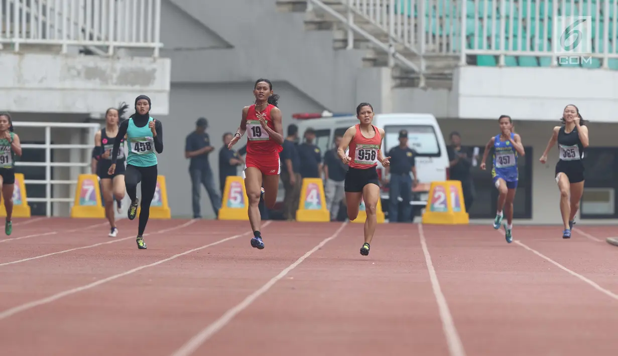 Atlet asal Bali, Dewi Ayu Agung Kurnia (tengah) saat berlaga di kelas lari 400 meter putri senior Kejurnas Atletik U18, U20 dan Senior 2019 di Stadion Pakansari, Kab Bogor, Jumat (2/8/2019). Dewi Ayu Agung Kurnia meraih posisi pertama dengan catatan waktu 55,56 detik. (Liputan6.com/Helmi Fithriansya