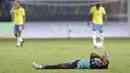 Bek timnas Ekuador Pervis Estupinan berbaring di rumput pada akhir laga Grup B Copa America 2021 melawan Brasil di Estadio Olimpico Pedro Ludovico, Senin (28/6/2021). Laga antara Brasil melawan Ekuador berakhir imbang 1-1, Ekuador pun lolos ke babak perempat final. (AP Photo/Eraldo Peres)