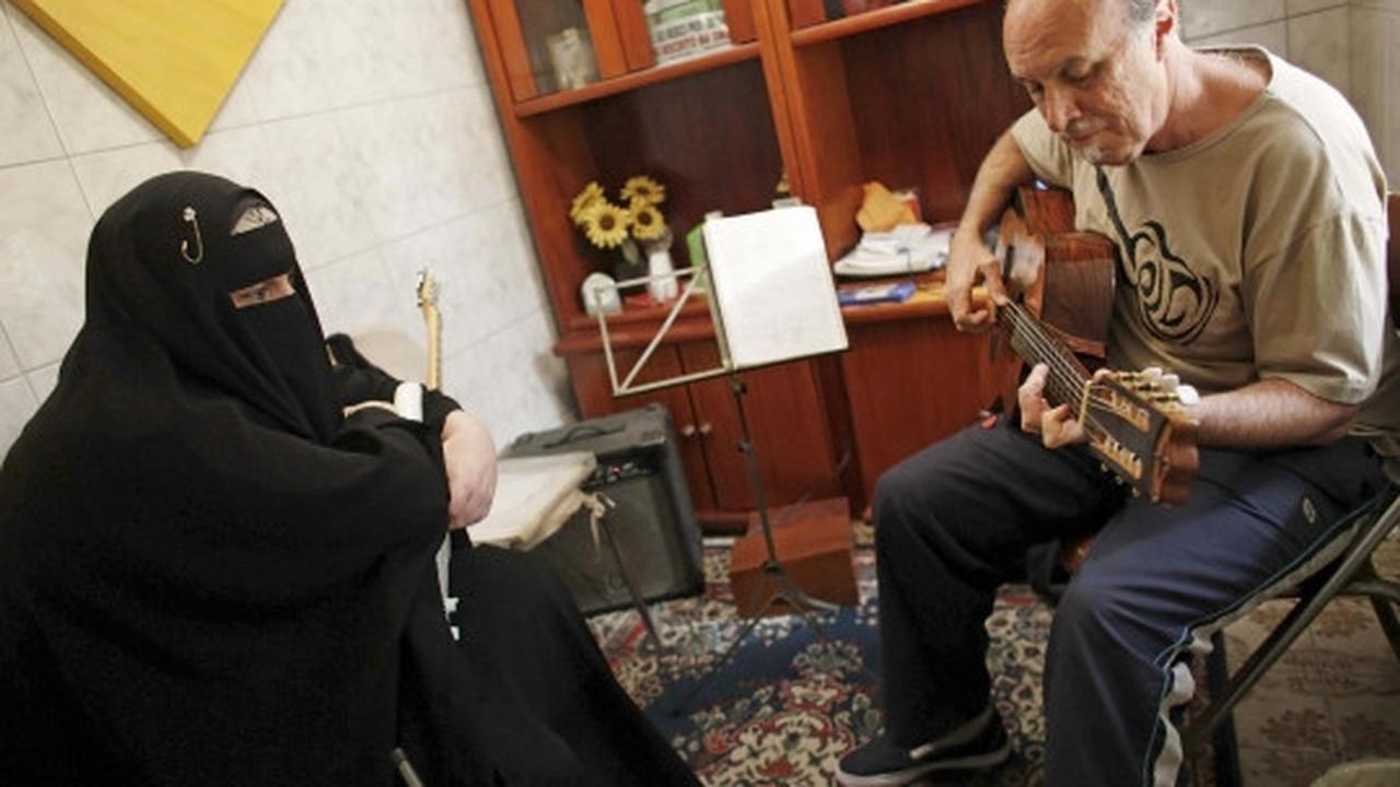 Wanita muslim bercadar ini ternyata gitaris band metal