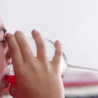 Mencoba untuk minum alkohol. (Via: youtube.com)