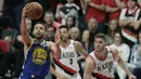 Pebasket Golden State Warriors, Stephen Curry, berusaha memasukkan bola saat melawan Portland Trail Blazers pada laga NBA 2019 di Moda Center, Senin, (20/5). Warriors menang 119-117 atas Blazers. (AP/Ted S. Warren)