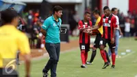 Pelatih Persipura, Angel Alfredo Vera (kiri) melihat permainan timnya saat laga pembuka turnamen Piala Presiden 2017 melawan PSS Sleman di Stadion Maguwoharjo, Sleman, Sabtu (4/2). Laga berakhir imbang 0-0. (Liputan6.com/Helmi Fithriansyah)