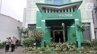 Masih banyak juga petugas yang masih keluar masuk kantor MUI. Bahkan beberapa kendaraan jajaran penyidik masih lalu lalang, beberapa di antaranya terparkir di sekitaran TKP hingga membuat macet. (merdeka.com/Iqbal S. Nugroho)
