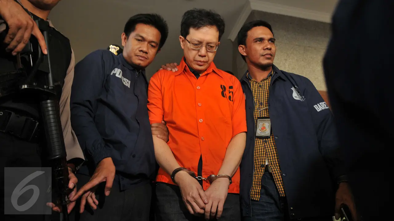 20160422-Buron Kasus Century Hartawan Aluwi Digelandang ke Kejagung-jakarta