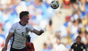 Charlie Cresswell (atas) dari Inggris berduel memperebutkan bola dengan Thom Van Bergen dari Belanda dalam pertandingan semifinal Euro U-21 2025 di Stadion Nasional Bratislava, Slovakia, Rabu, 25 Juni 2025. (AP Photo/Petr David Josek)